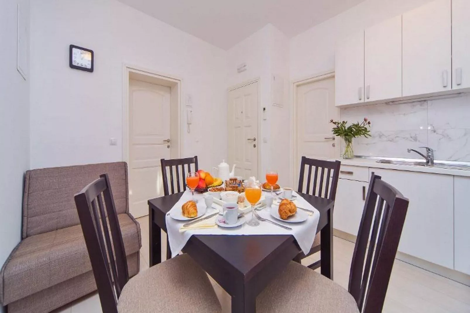 4B Apartments - One Bedroom Apartment A2-Dining room