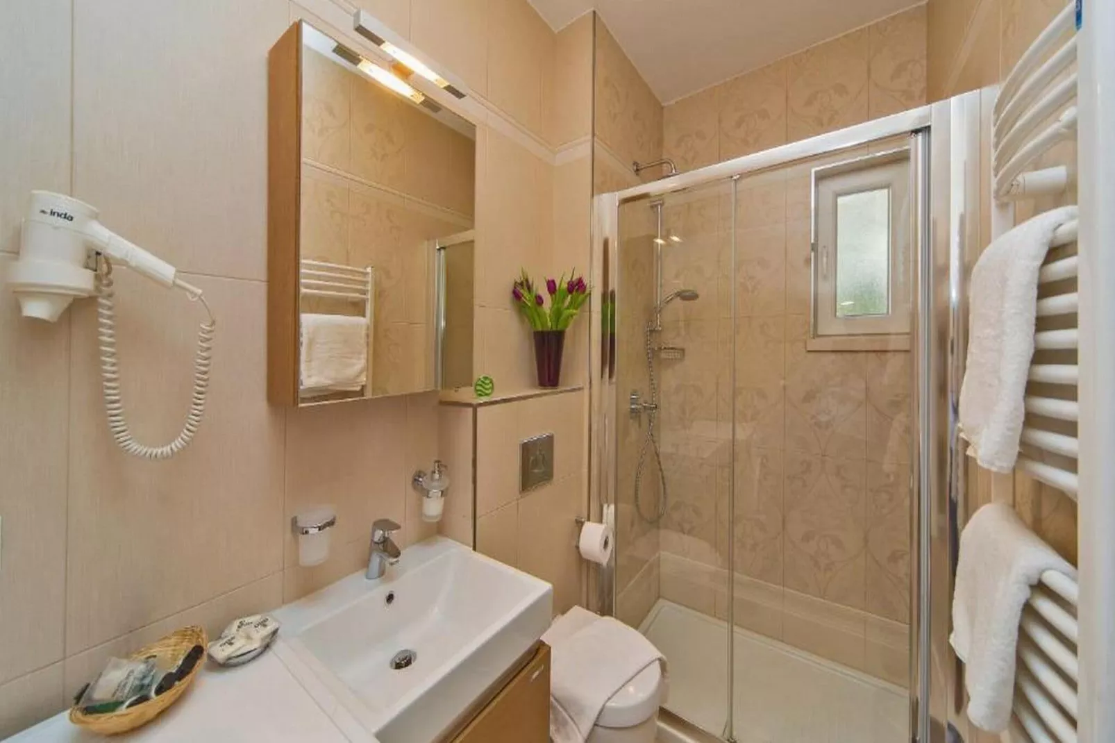4B Apartments - One Bedroom Apartment A2-Bathroom