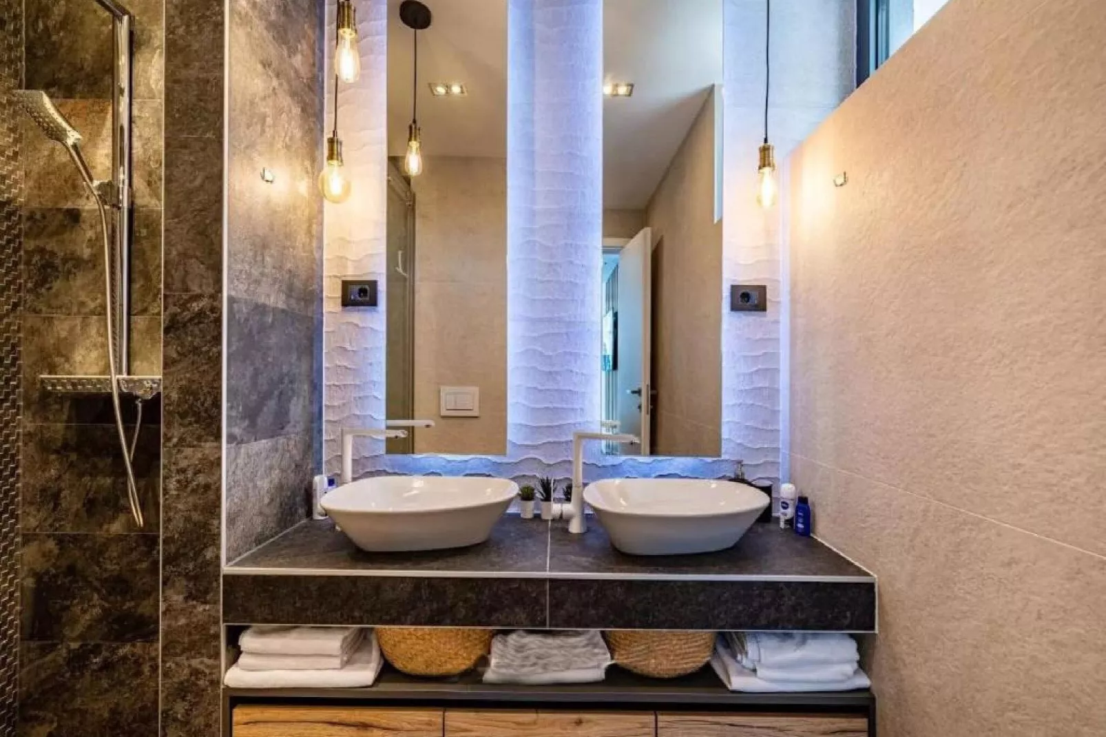 Villa Alpha & Omega - Four Bedroom Villa with Swimming Pool (Omega)-Bathroom