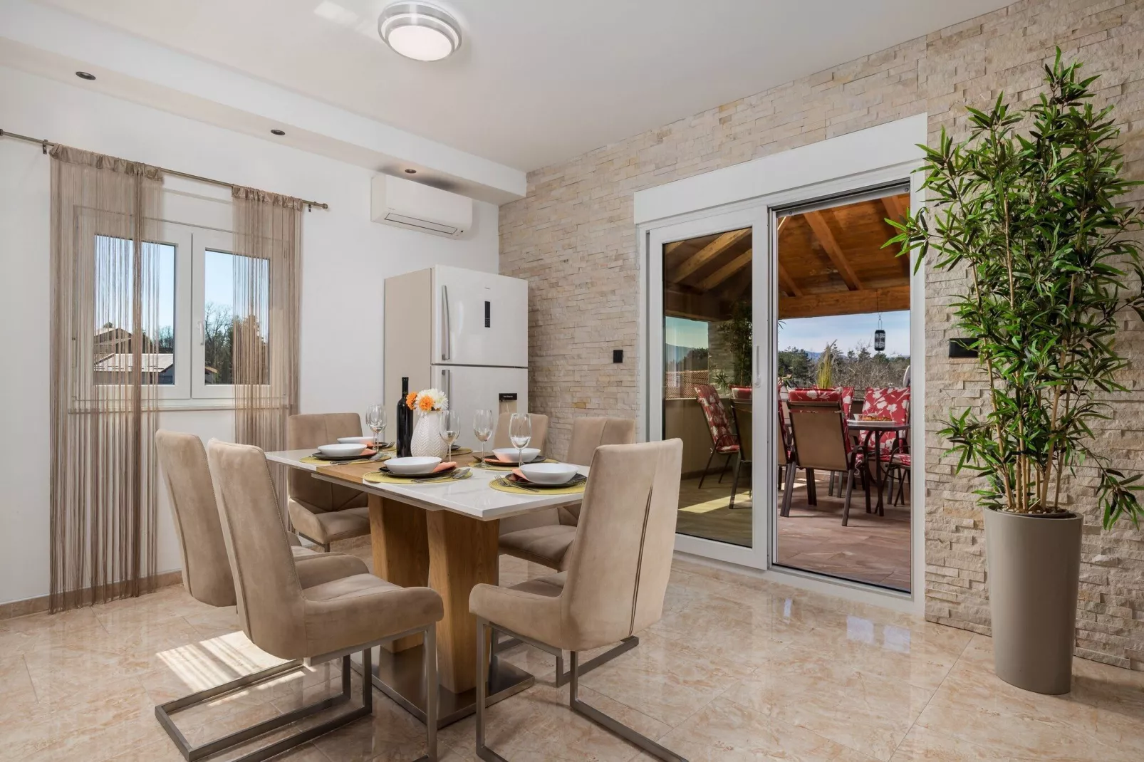 Villa Lemily - Five Bedroom Villa with Swimming Pool-Dining room