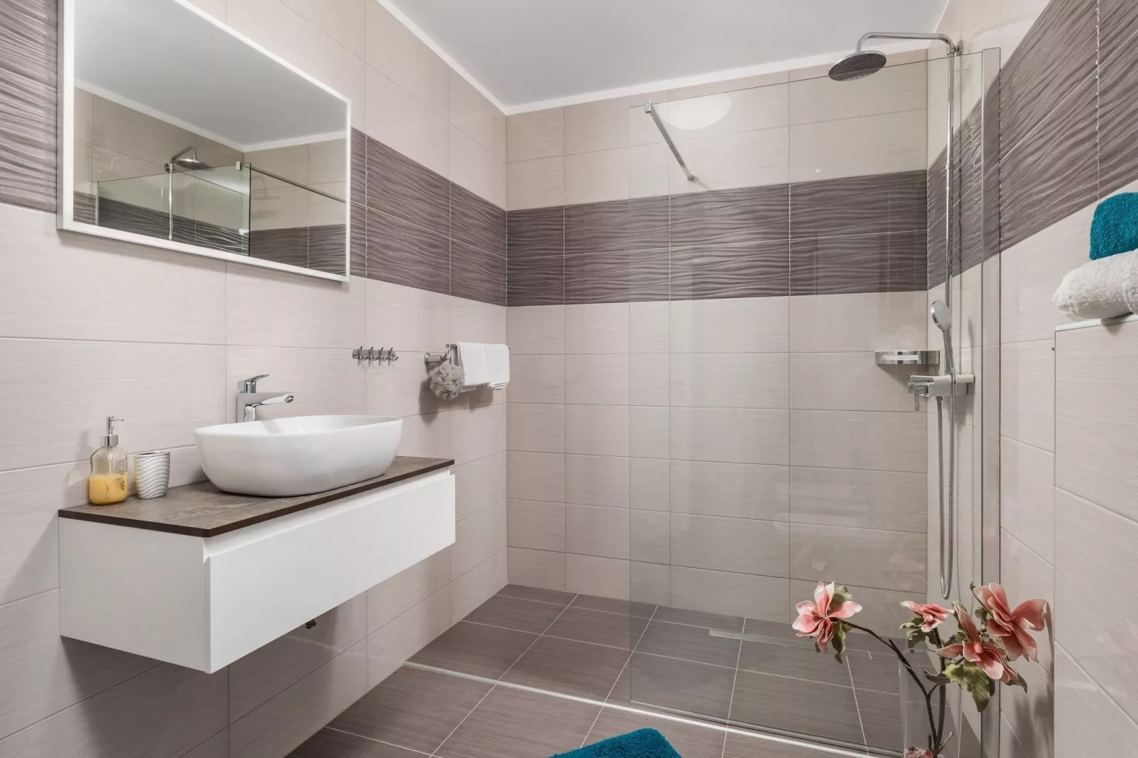 Villa Lemily - Five Bedroom Villa with Swimming Pool-Bathroom