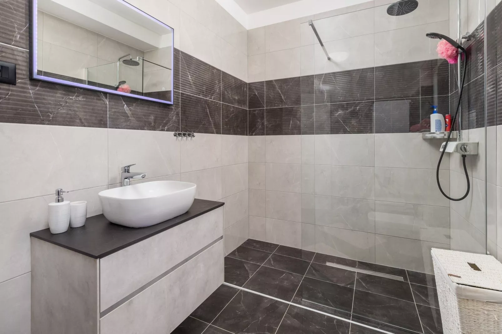 Villa Lemily - Five Bedroom Villa with Swimming Pool-Bathroom