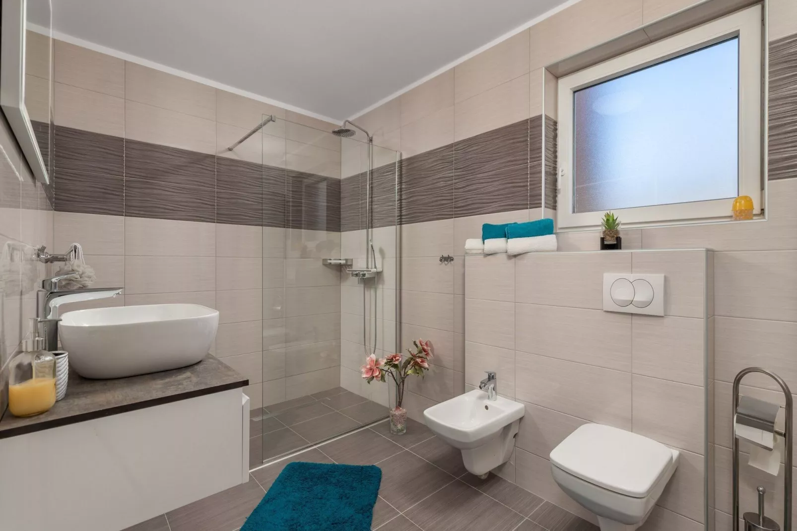 Villa Lemily - Five Bedroom Villa with Swimming Pool-Bathroom