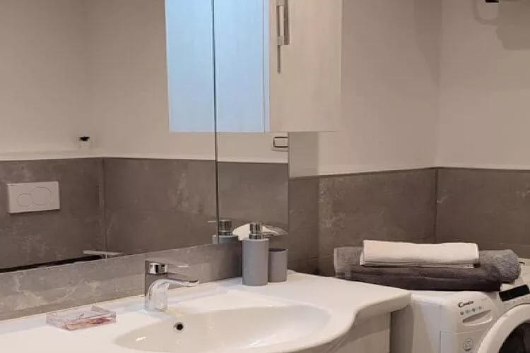 Apartment Baricevic - One Bedroom Apartment with Balcony-Badezimmer