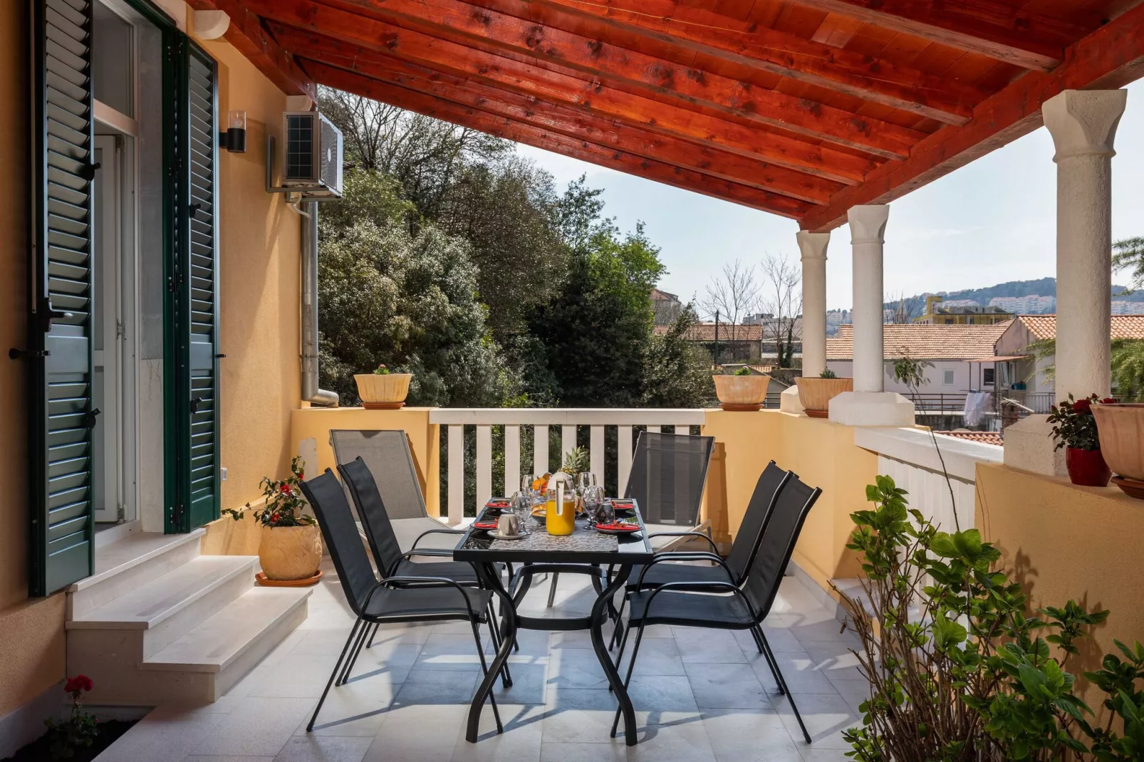 Apartment Porat - One Bedroom Apartment with Terrace-Terrasse