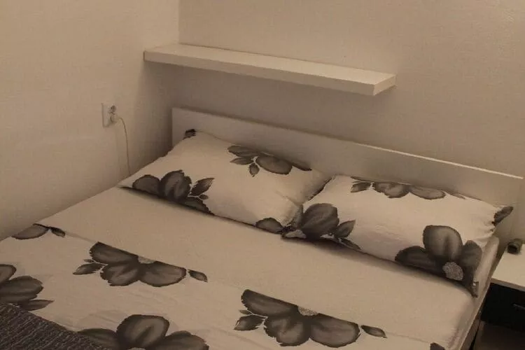Apartment Sunrise - One Bedroom Apartment with Balcony-Chambre