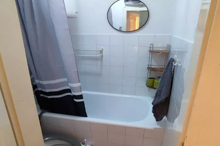 Apartment Sunrise - One Bedroom Apartment with Balcony-Salle de bain