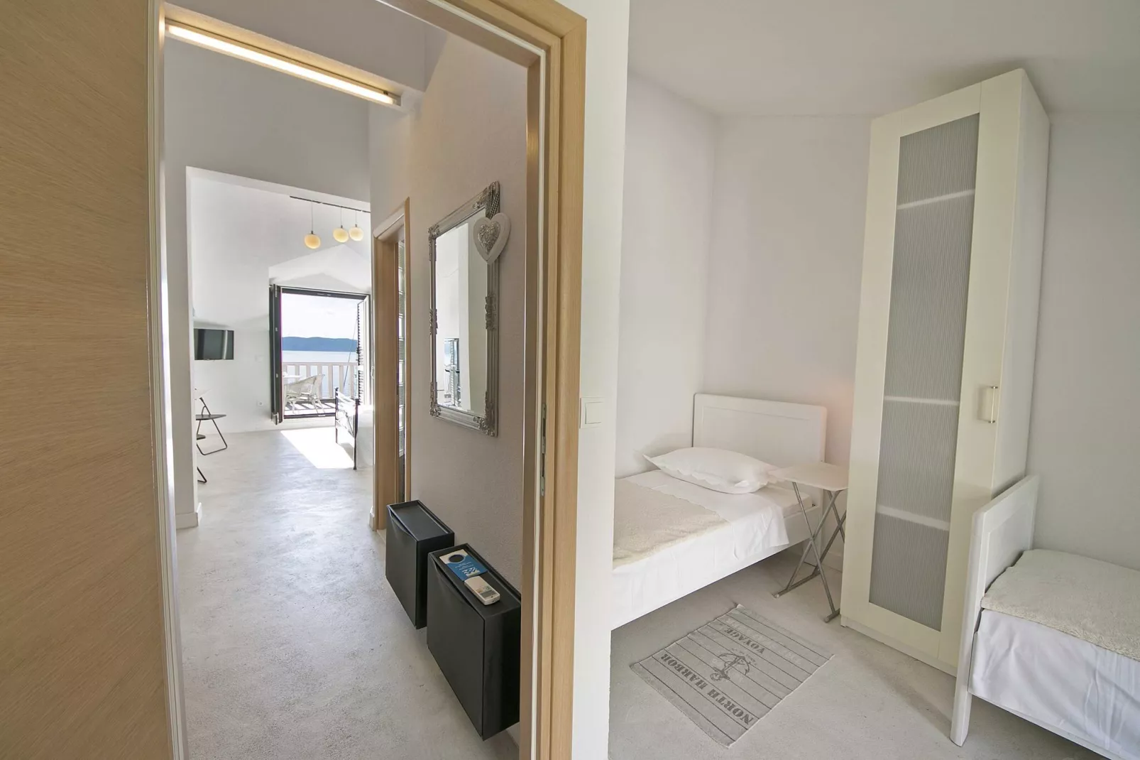 Apartments & Room Vesna - Superior Studio Apartment with Terrace and Sea View (Apartment 4)-Indoor