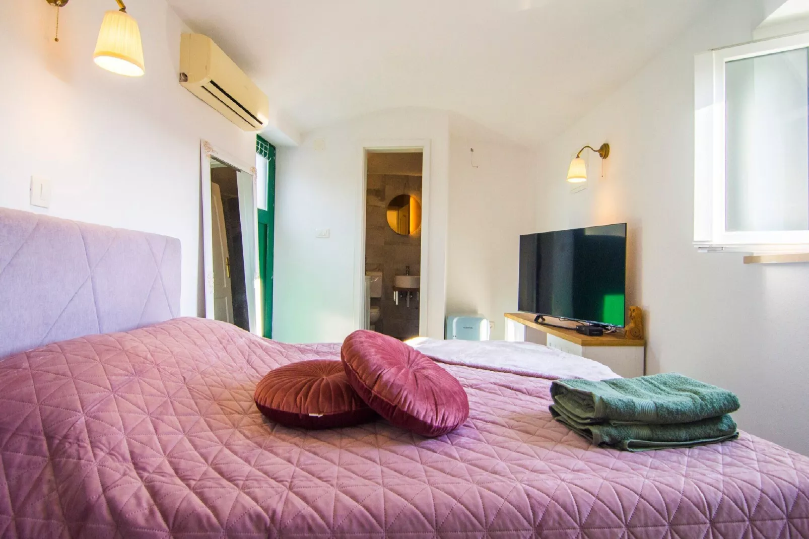 Villa Roza - One Bedroom Villa with Swimming Pool-Bedroom