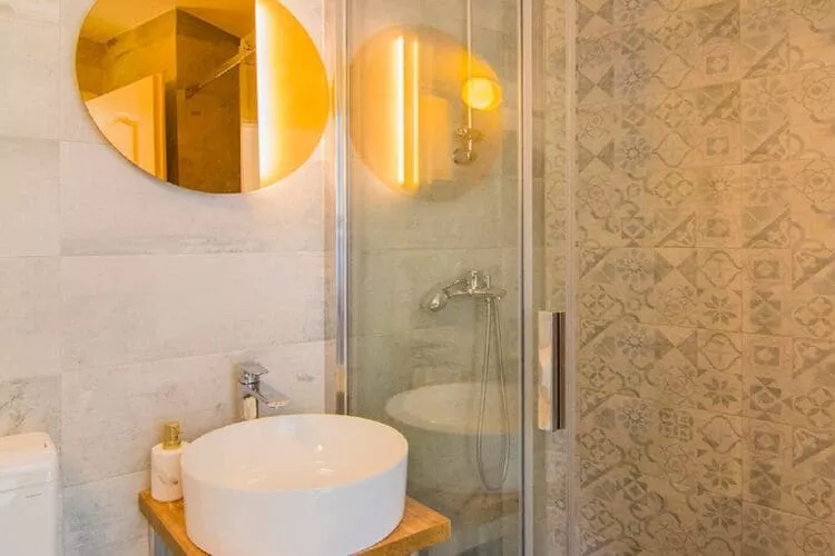 Villa Roza - One Bedroom Villa with Swimming Pool-Bathroom
