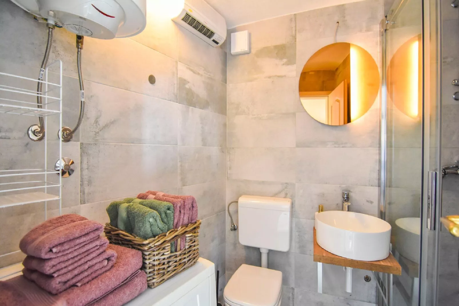 Villa Roza - One Bedroom Villa with Swimming Pool-Bathroom