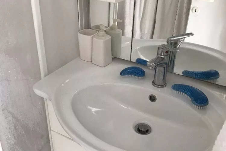 Apartment Oleander - One Bedroom Apartment with Terrace-Bathroom