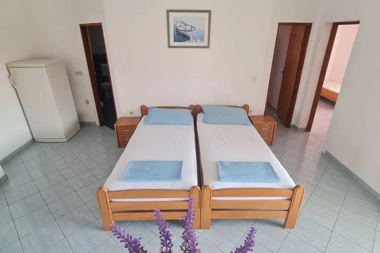 Apartments Robi - Two Bedroom Apartment with Terrace-Chambre