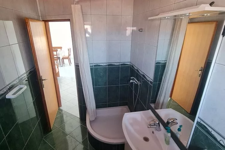 Apartments Robi - Two Bedroom Apartment with Terrace-Salle de bain