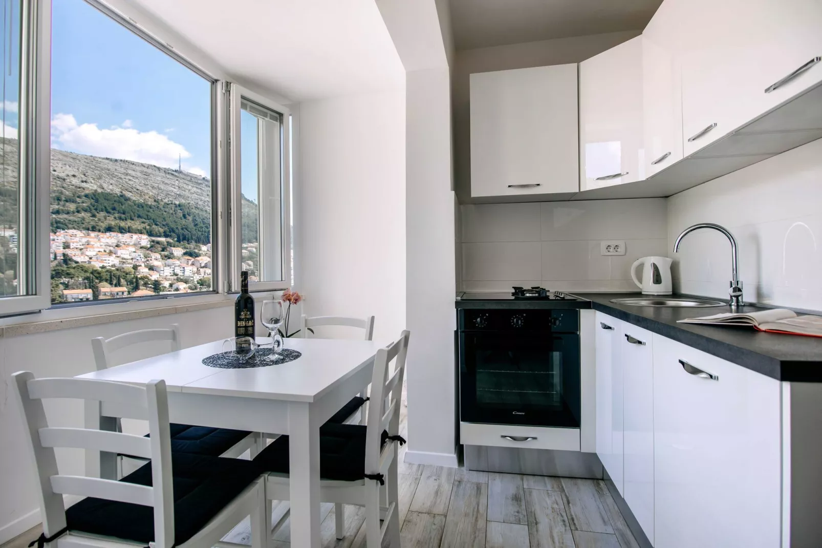 Apartment Wanda - Two Bedroom Apartment with City View-Kitchen