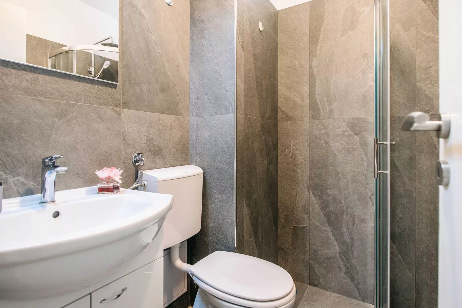 Apartment Wanda - Two Bedroom Apartment with City View-Bathroom