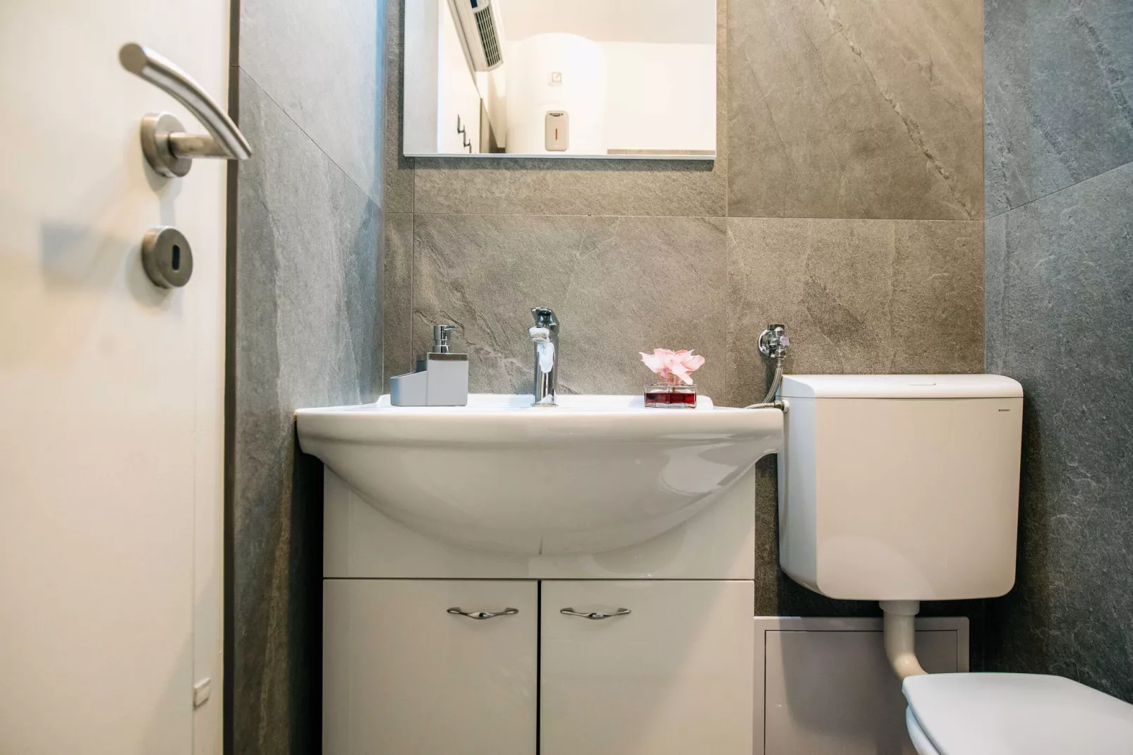 Apartment Wanda - Two Bedroom Apartment with City View-Bathroom