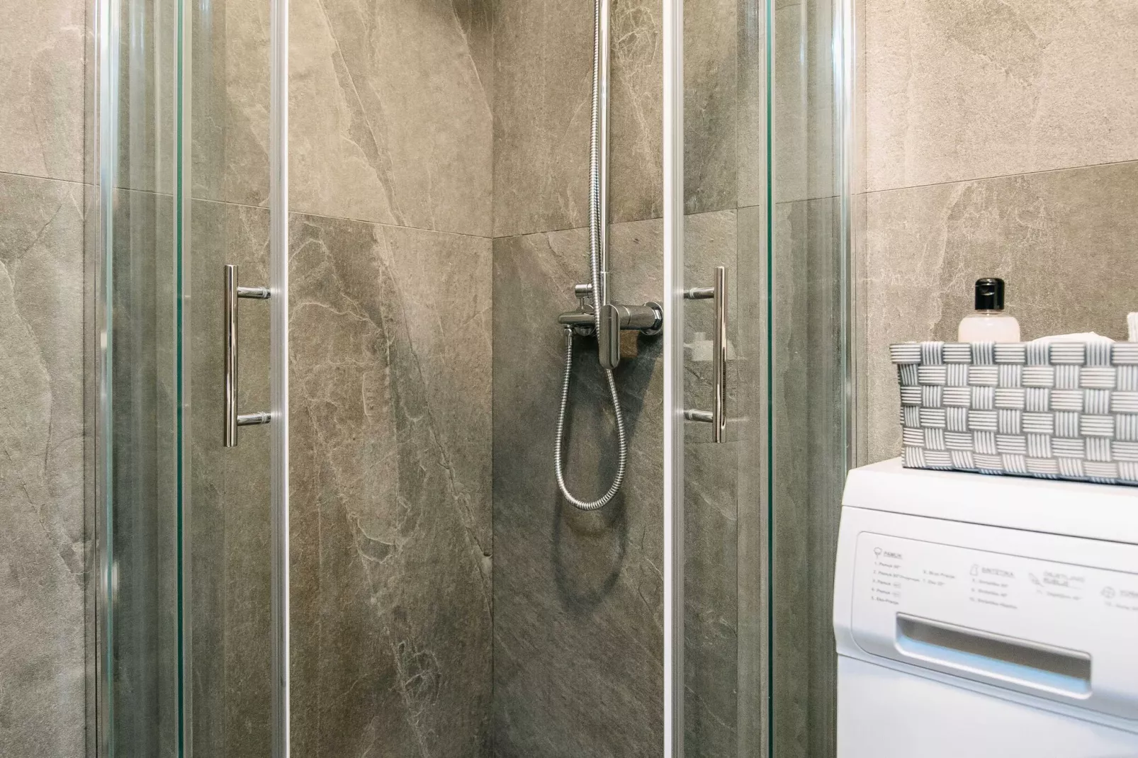 Apartment Wanda - Two Bedroom Apartment with City View-Bathroom