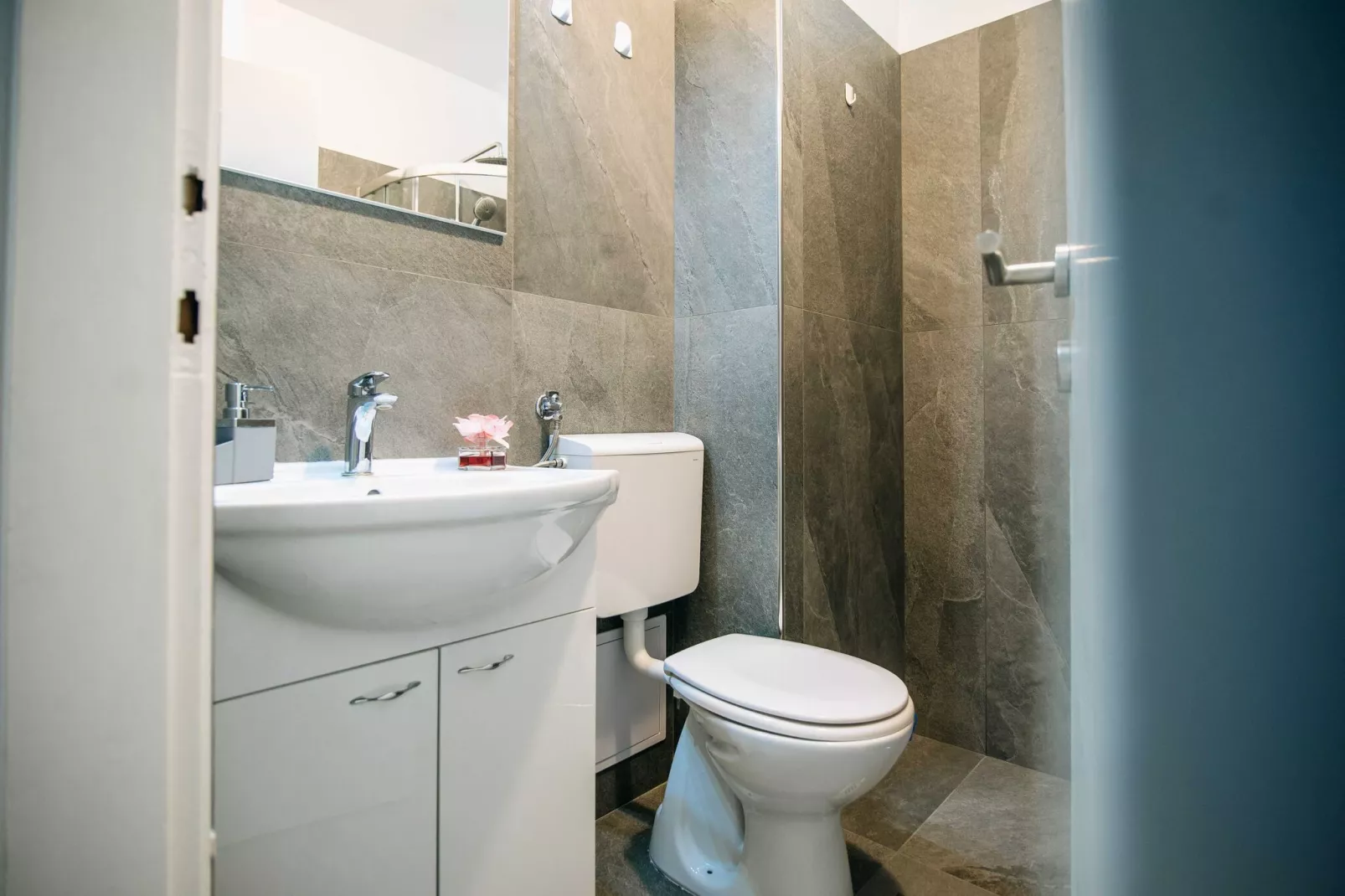 Apartment Wanda - Two Bedroom Apartment with City View-Bathroom