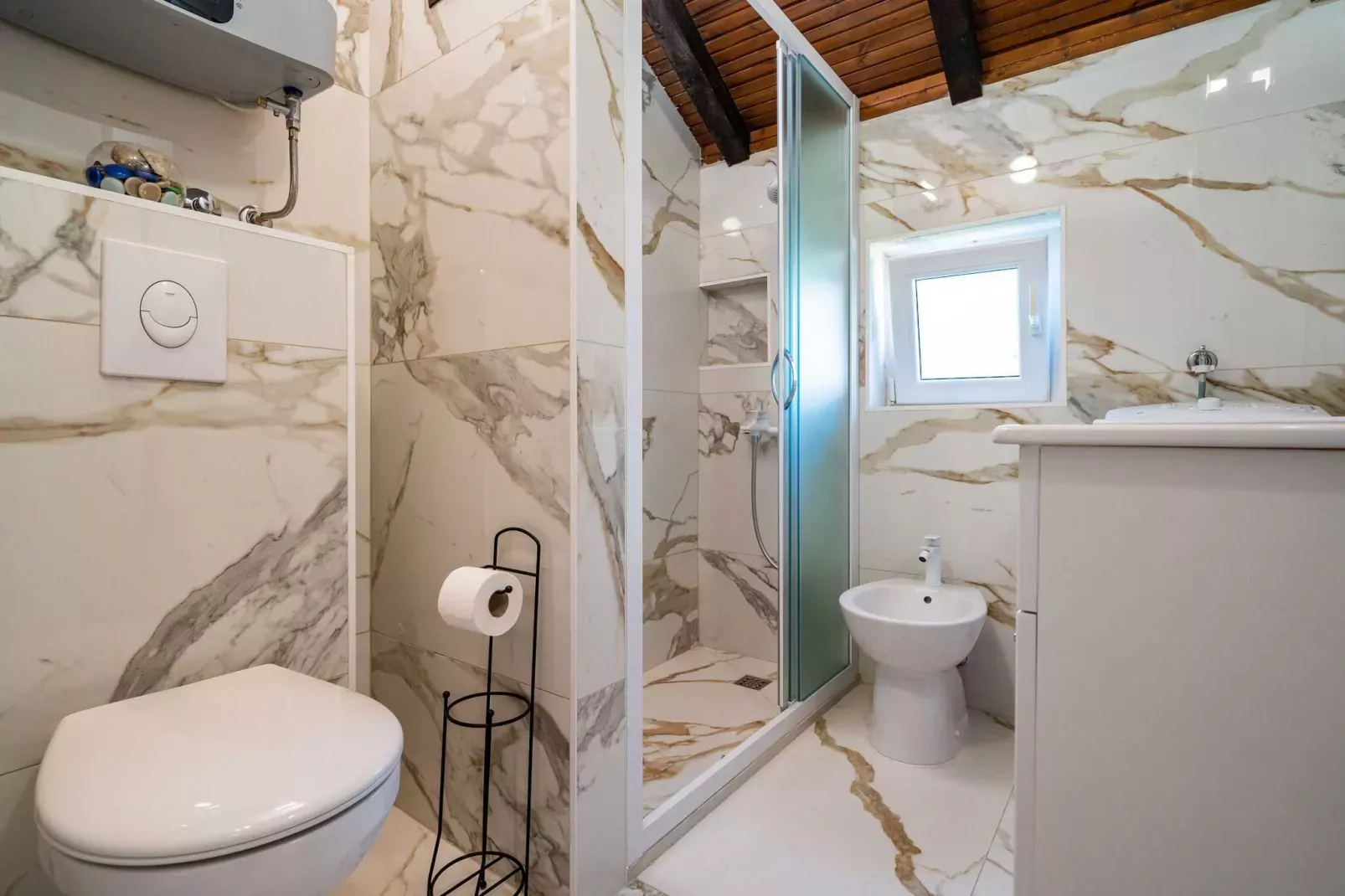 Apartment Dorica - One Bedroom Apartment with Terrace-Bathroom