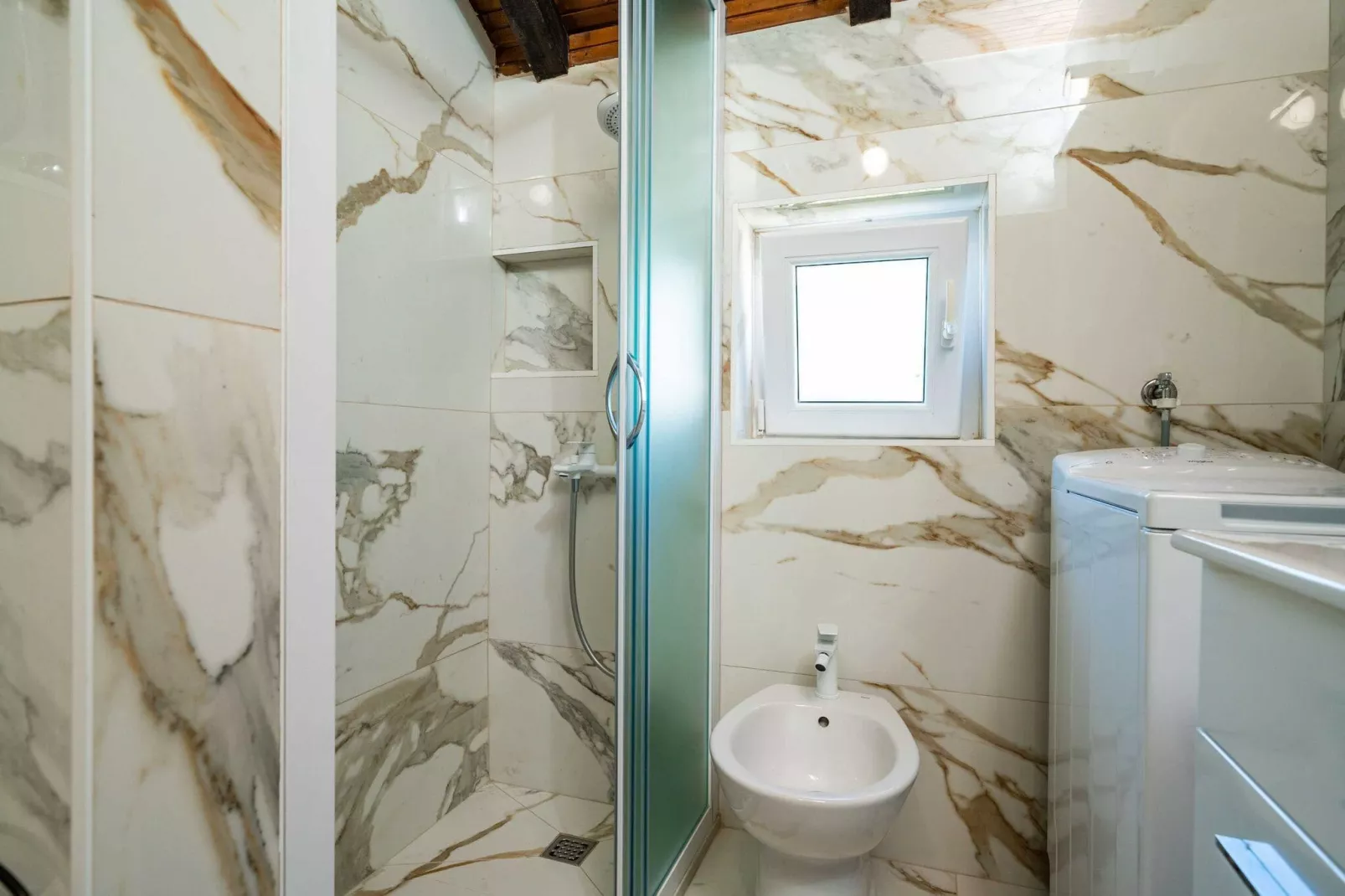 Apartment Dorica - One Bedroom Apartment with Terrace-Bathroom
