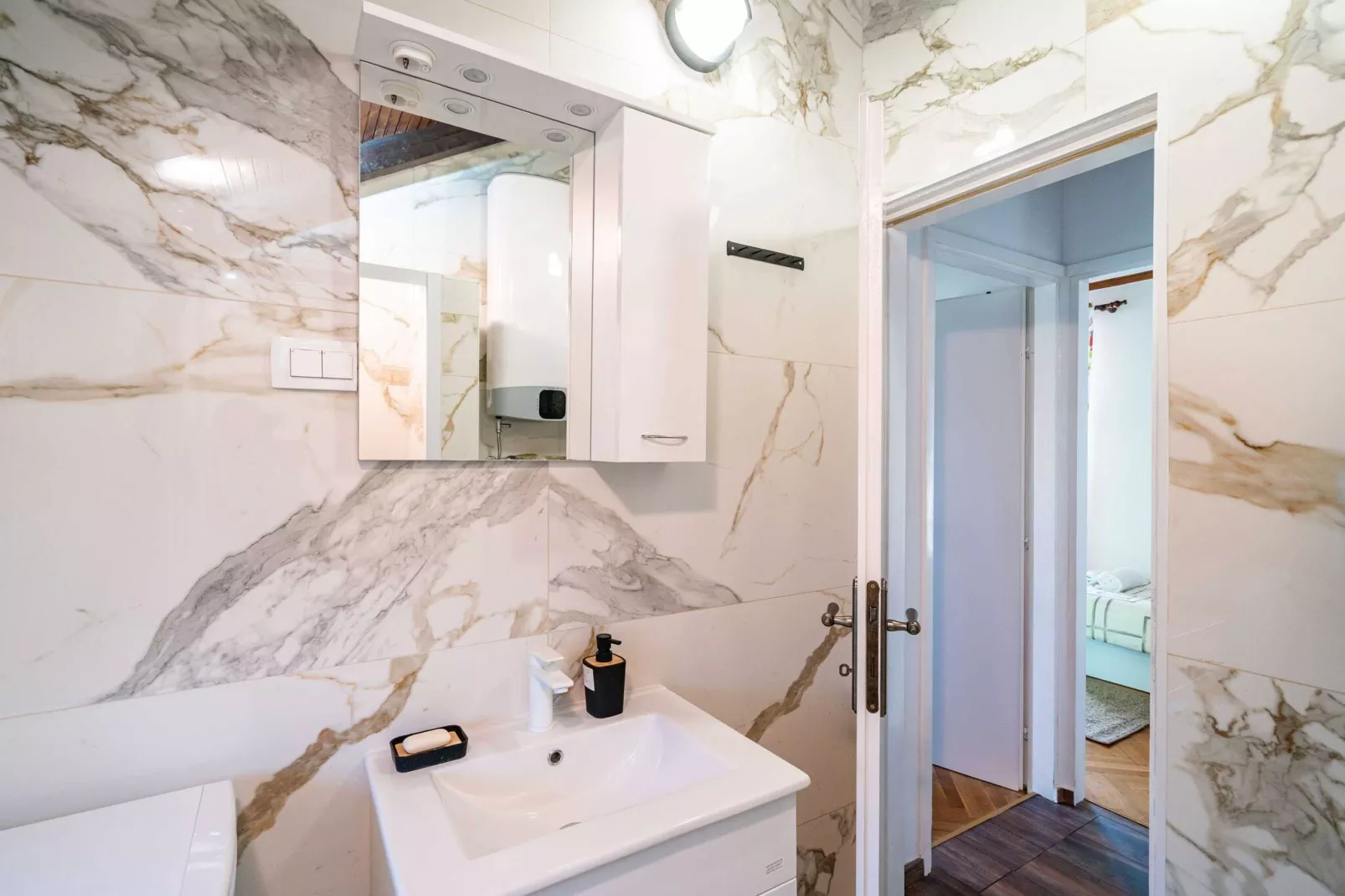 Apartment Dorica - One Bedroom Apartment with Terrace-Bathroom