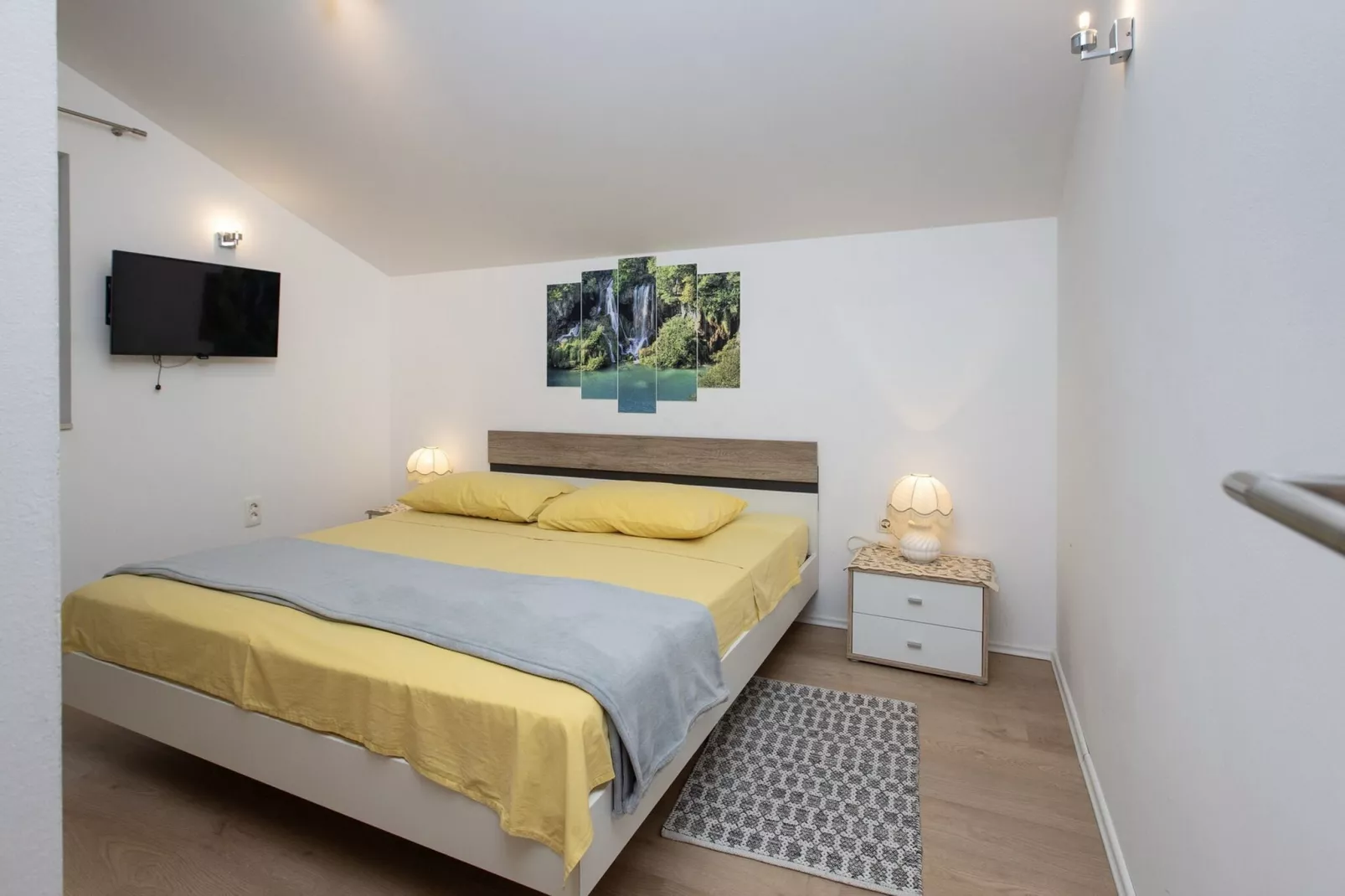 Apartment Mia - Two Bedroom Apartment with Balcony-Chambre