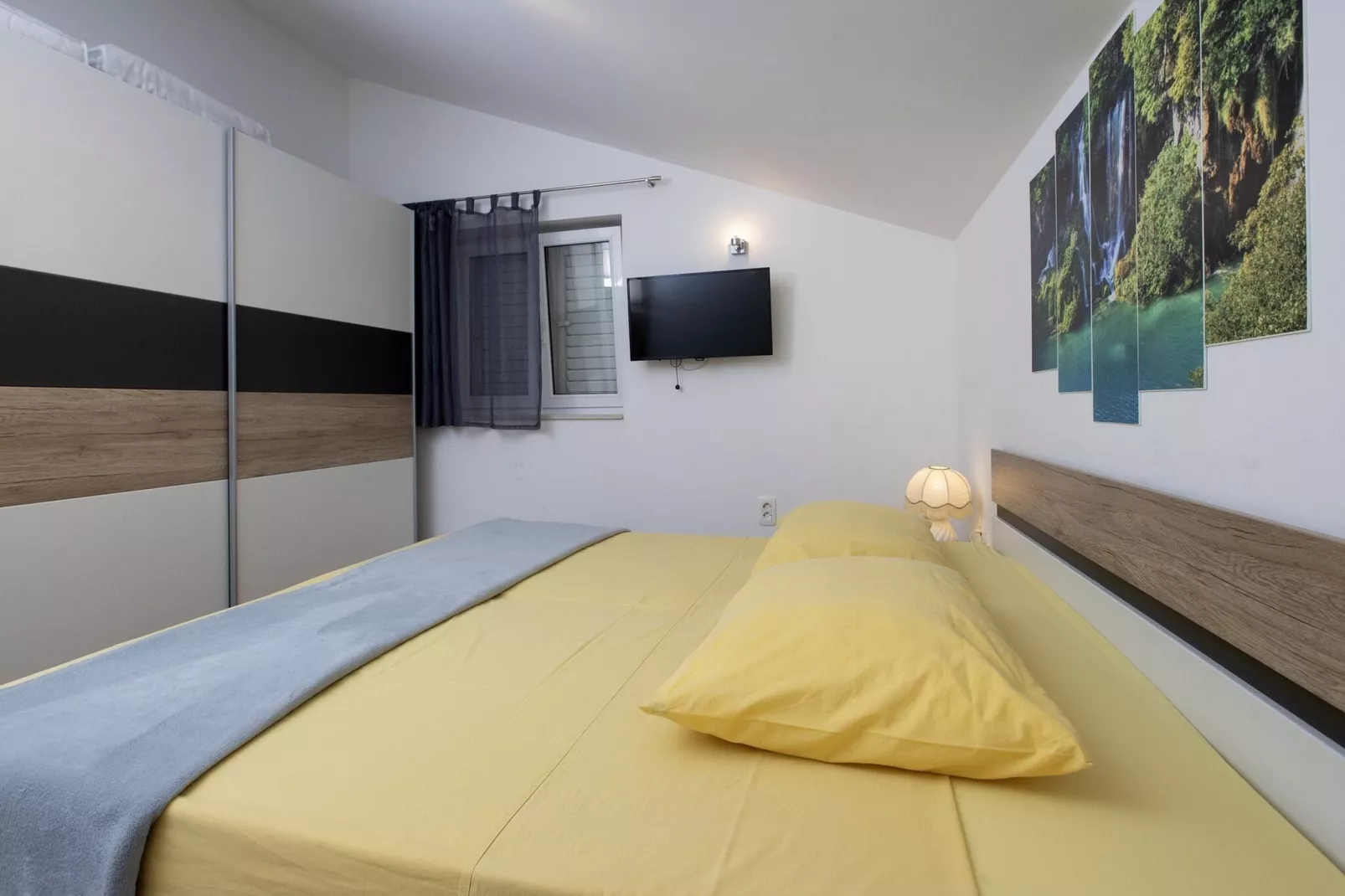 Apartment Mia - Two Bedroom Apartment with Balcony-Chambre