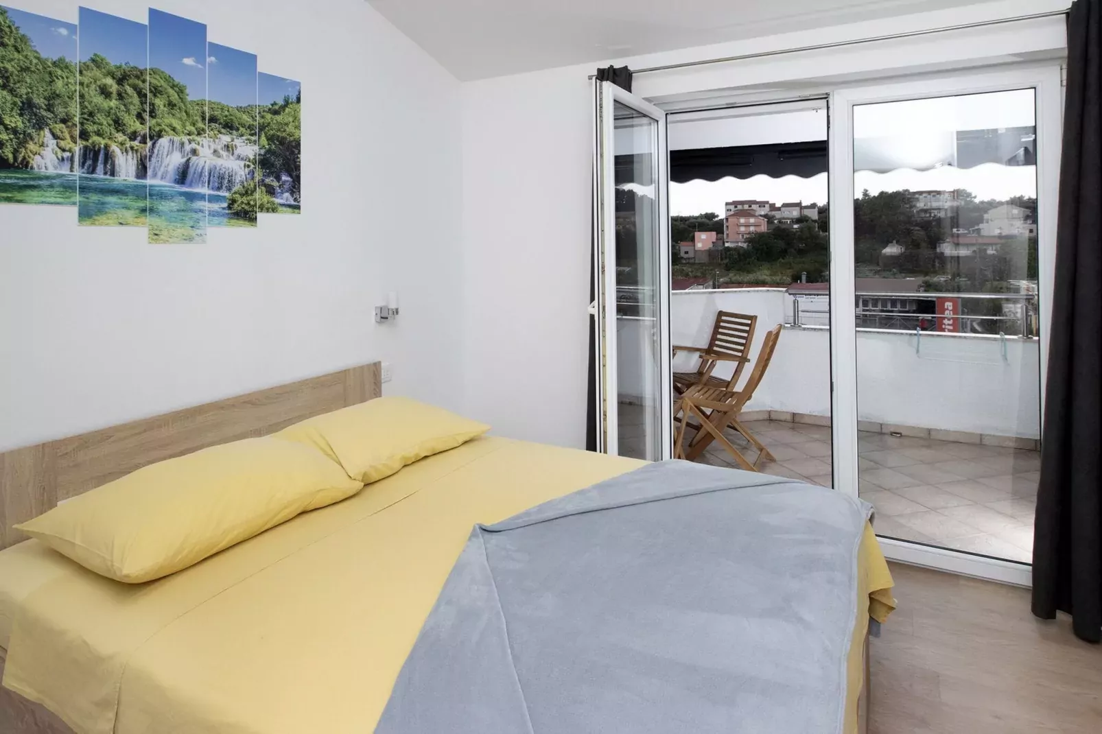 Apartment Mia - Two Bedroom Apartment with Balcony-Chambre