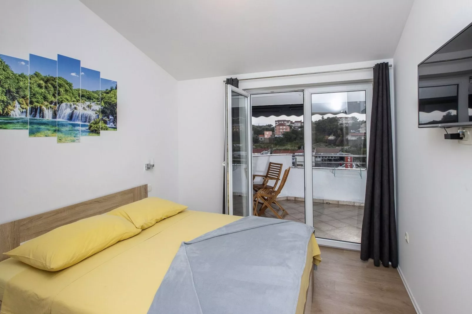 Apartment Mia - Two Bedroom Apartment with Balcony-Chambre