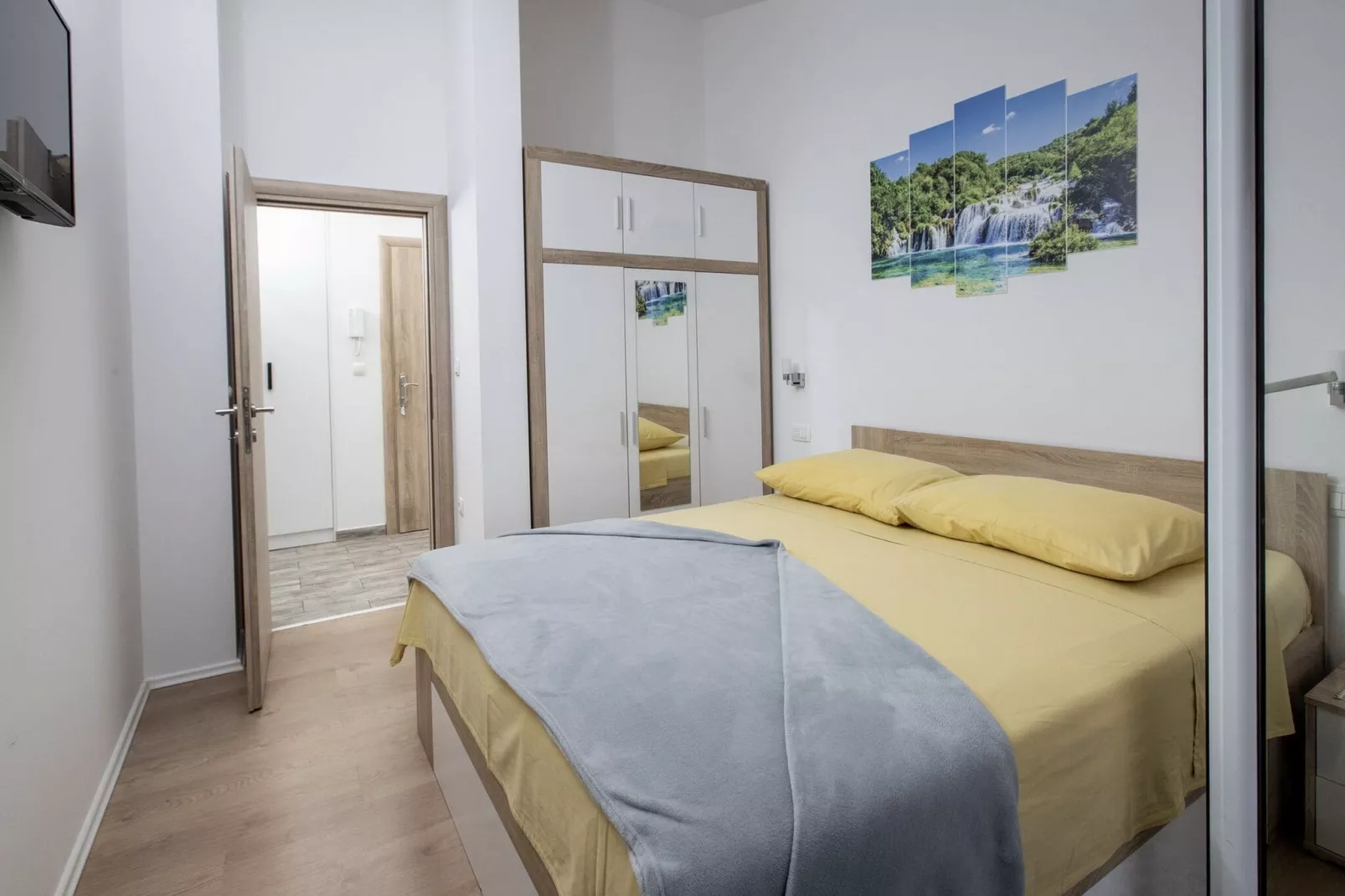 Apartment Mia - Two Bedroom Apartment with Balcony-Chambre
