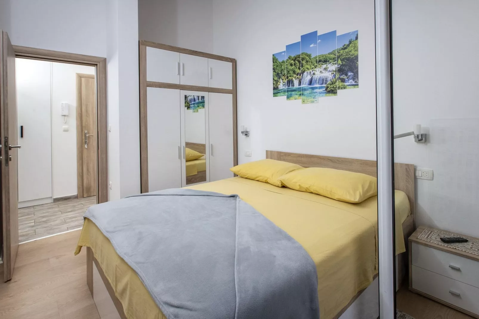 Apartment Mia - Two Bedroom Apartment with Balcony-Chambre