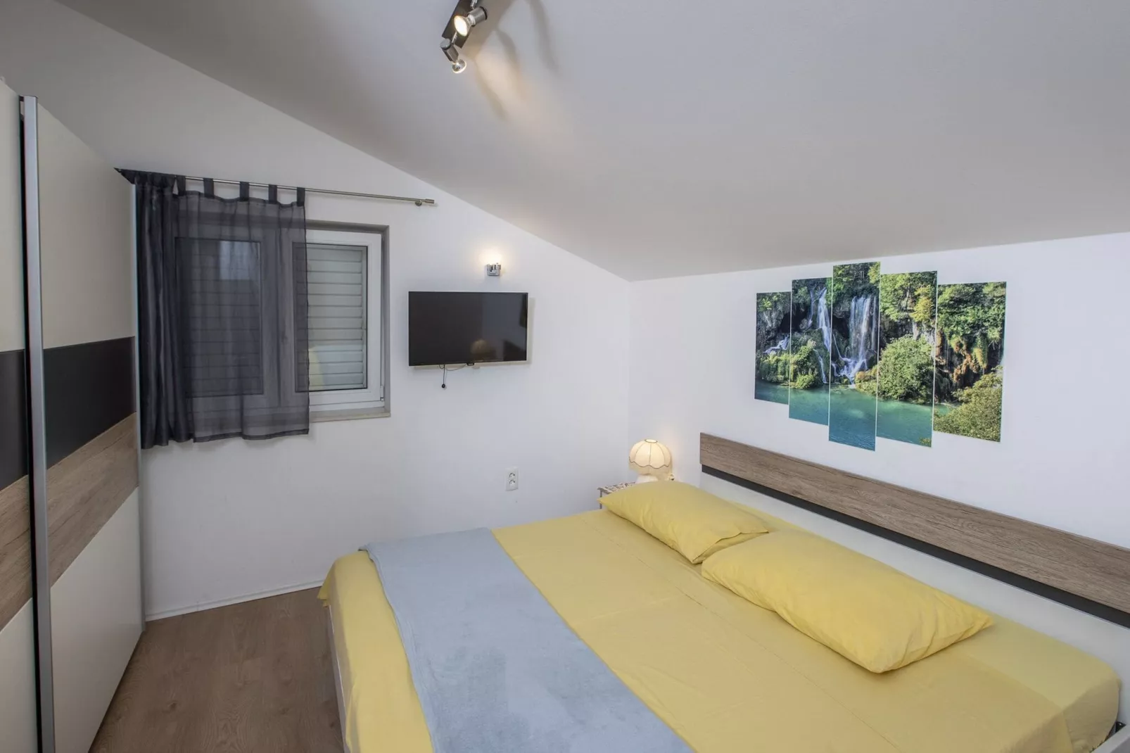Apartment Mia - Two Bedroom Apartment with Balcony-Chambre