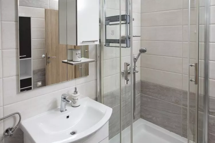 Apartment Mia - Two Bedroom Apartment with Balcony-Salle de bain