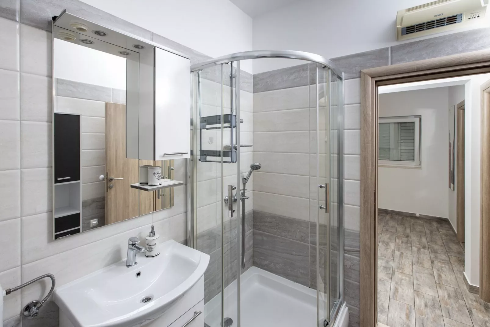 Apartment Mia - Two Bedroom Apartment with Balcony-Salle de bain