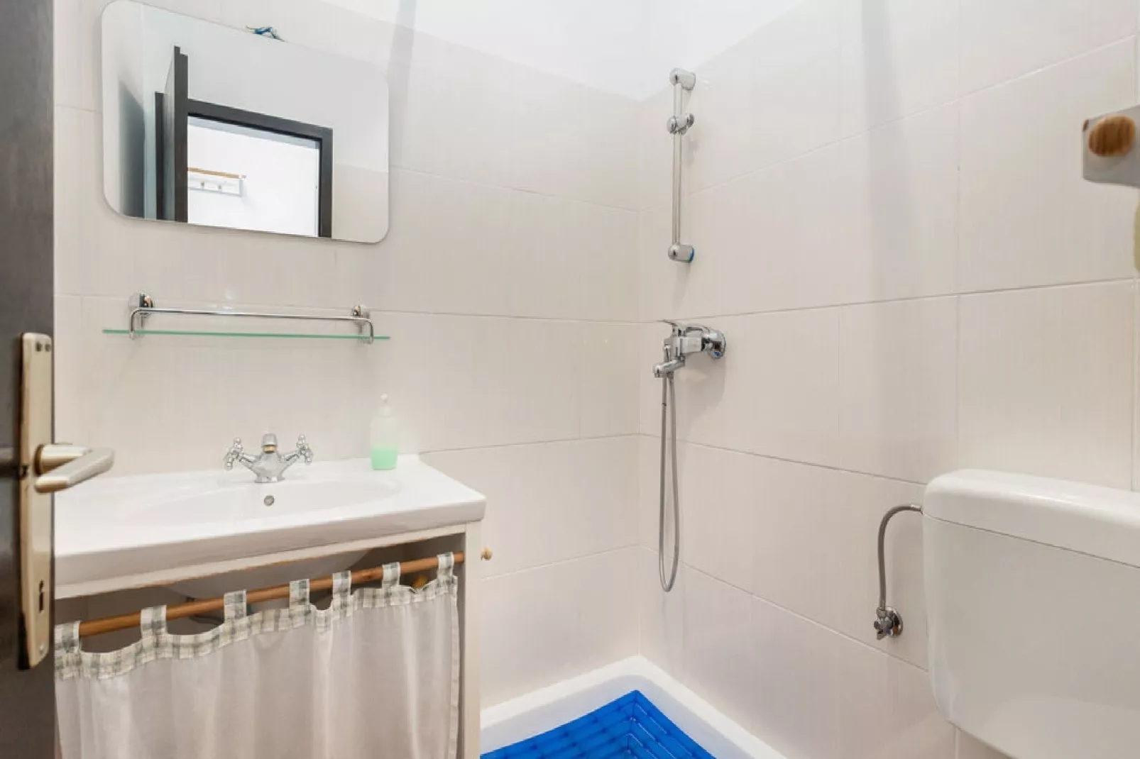 Apartments Ilija Njavro - One Bedroom Apartment with Balcony (Apartment 3)-Bathroom