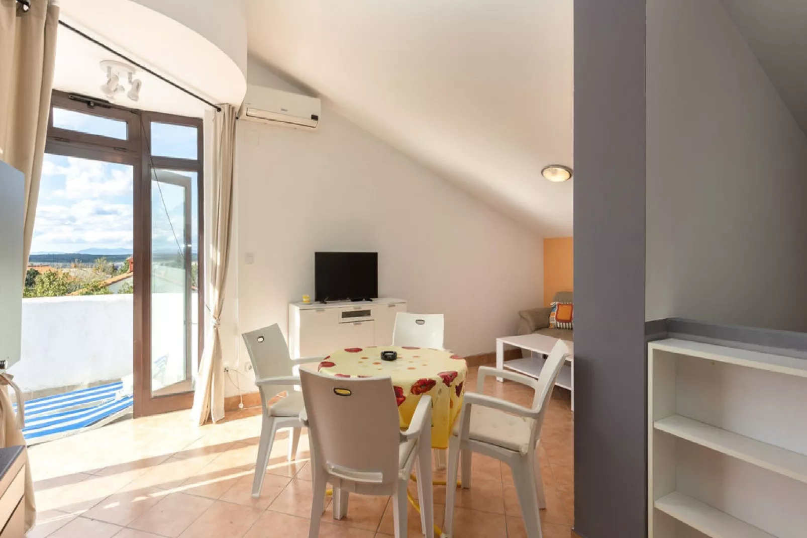Apartments Ilija Njavro - One Bedroom Apartment with Terrace and Sea View (Apartment 4)-Dining room