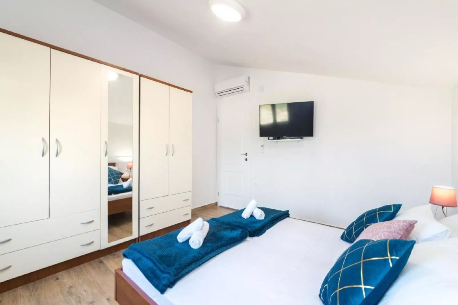 Apartments Mistral - Three Bedroom Apartment with Balcony and Shared Swimming Pool A2-Bedroom