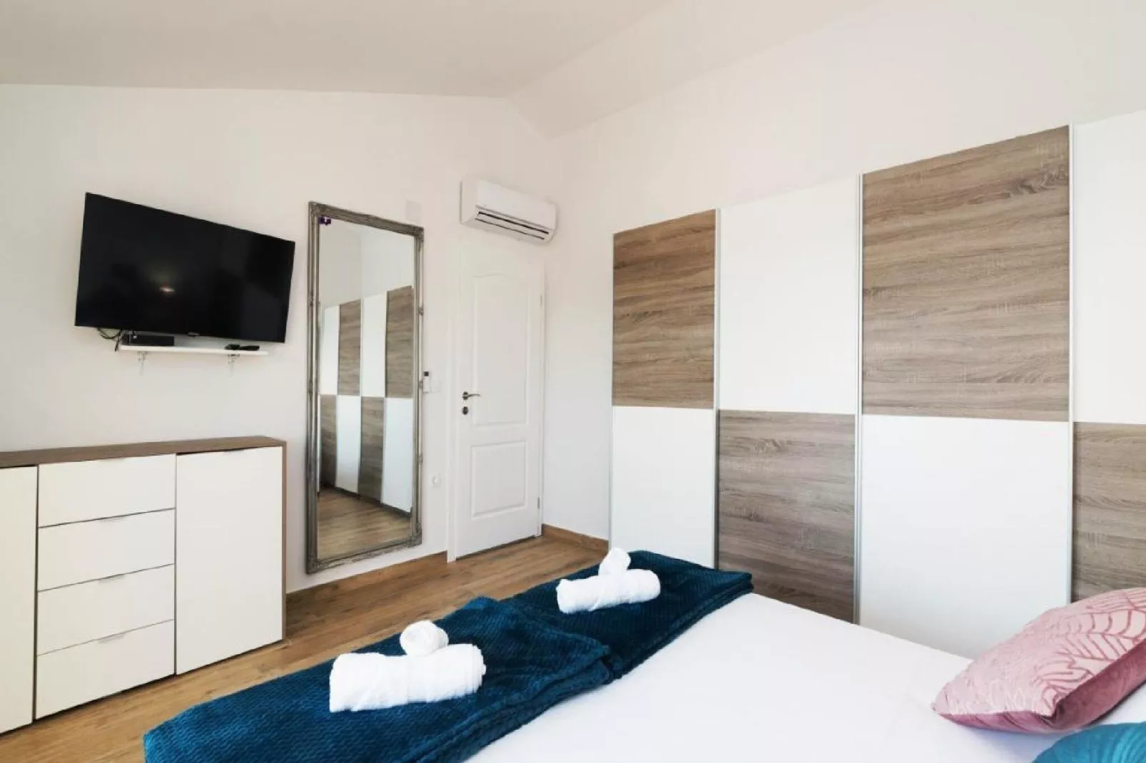 Apartments Mistral - Three Bedroom Apartment with Balcony and Shared Swimming Pool A2-Bedroom