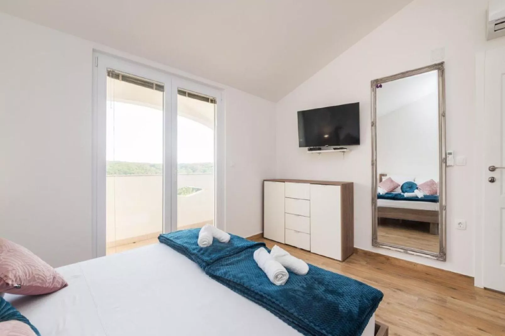 Apartments Mistral - Three Bedroom Apartment with Balcony and Shared Swimming Pool A2-Bedroom