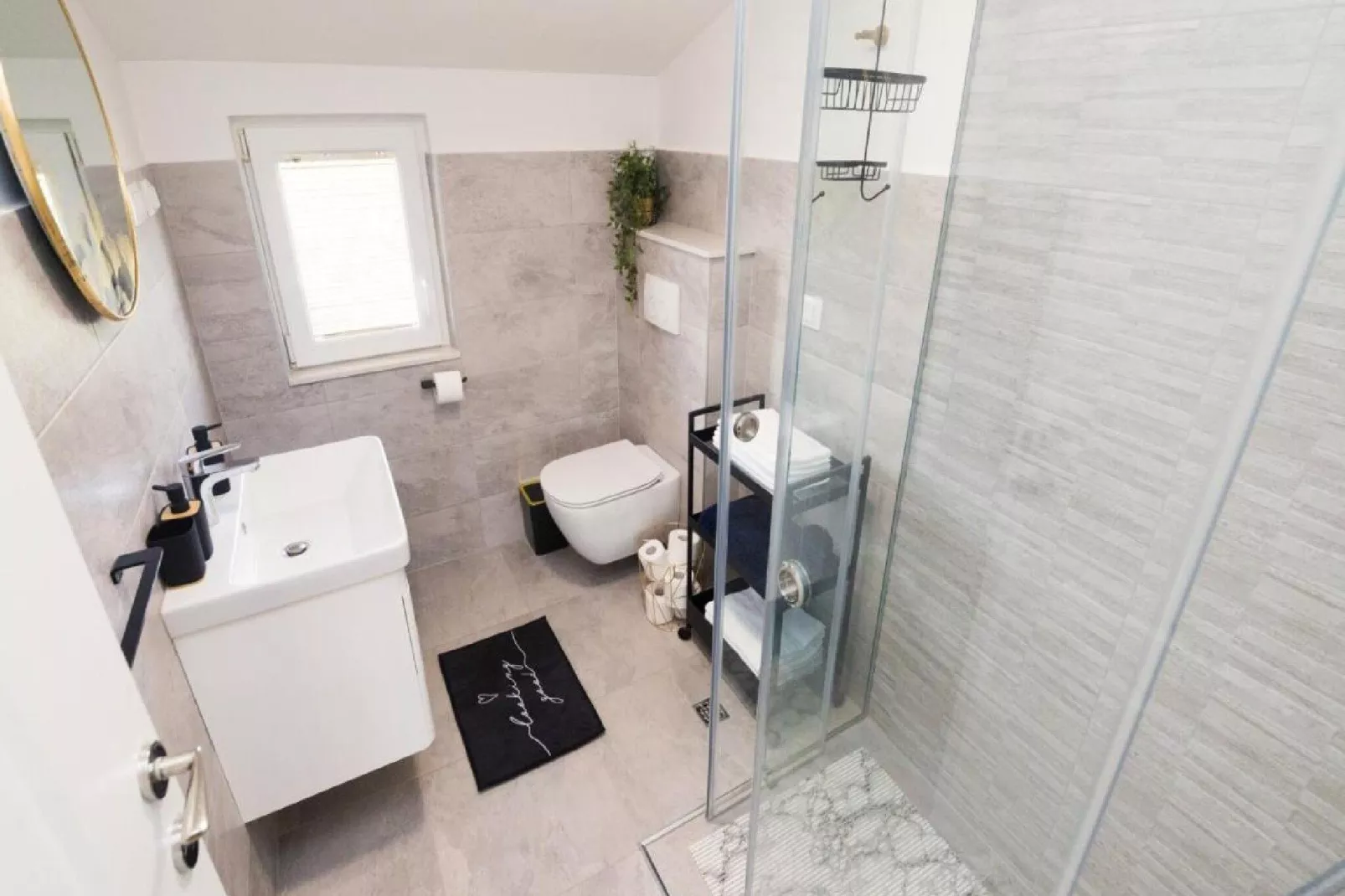 Apartments Mistral - Three Bedroom Apartment with Balcony and Shared Swimming Pool A2-Bathroom