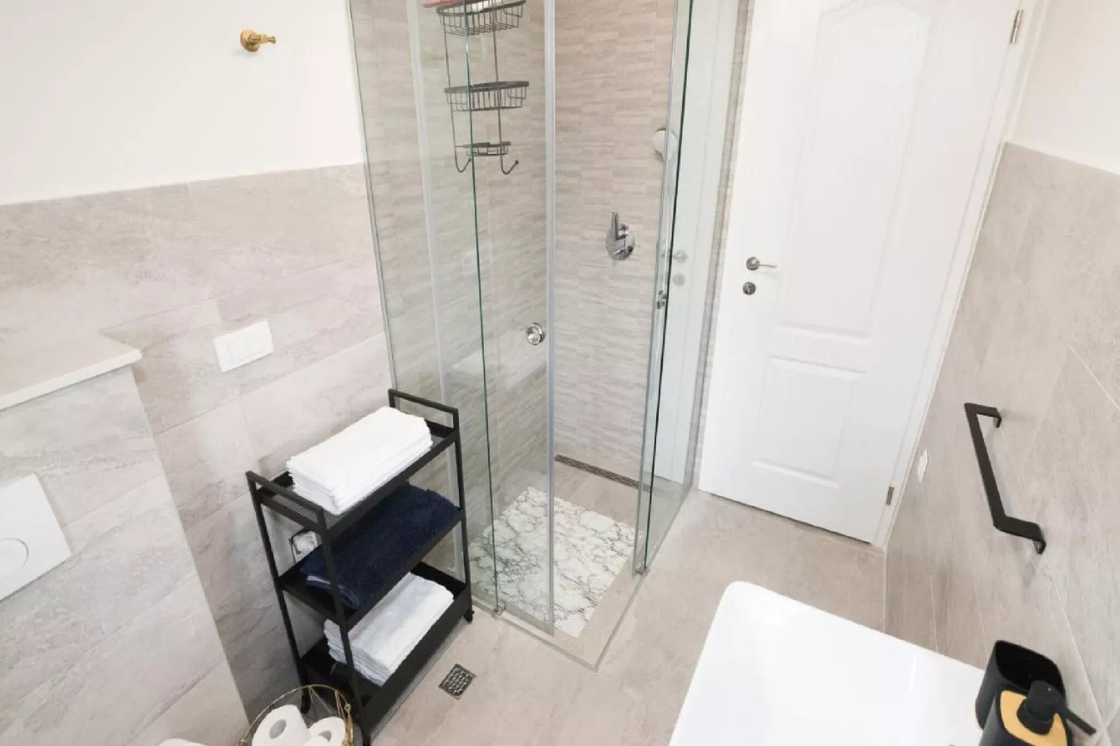 Apartments Mistral - Three Bedroom Apartment with Balcony and Shared Swimming Pool A2-Bathroom