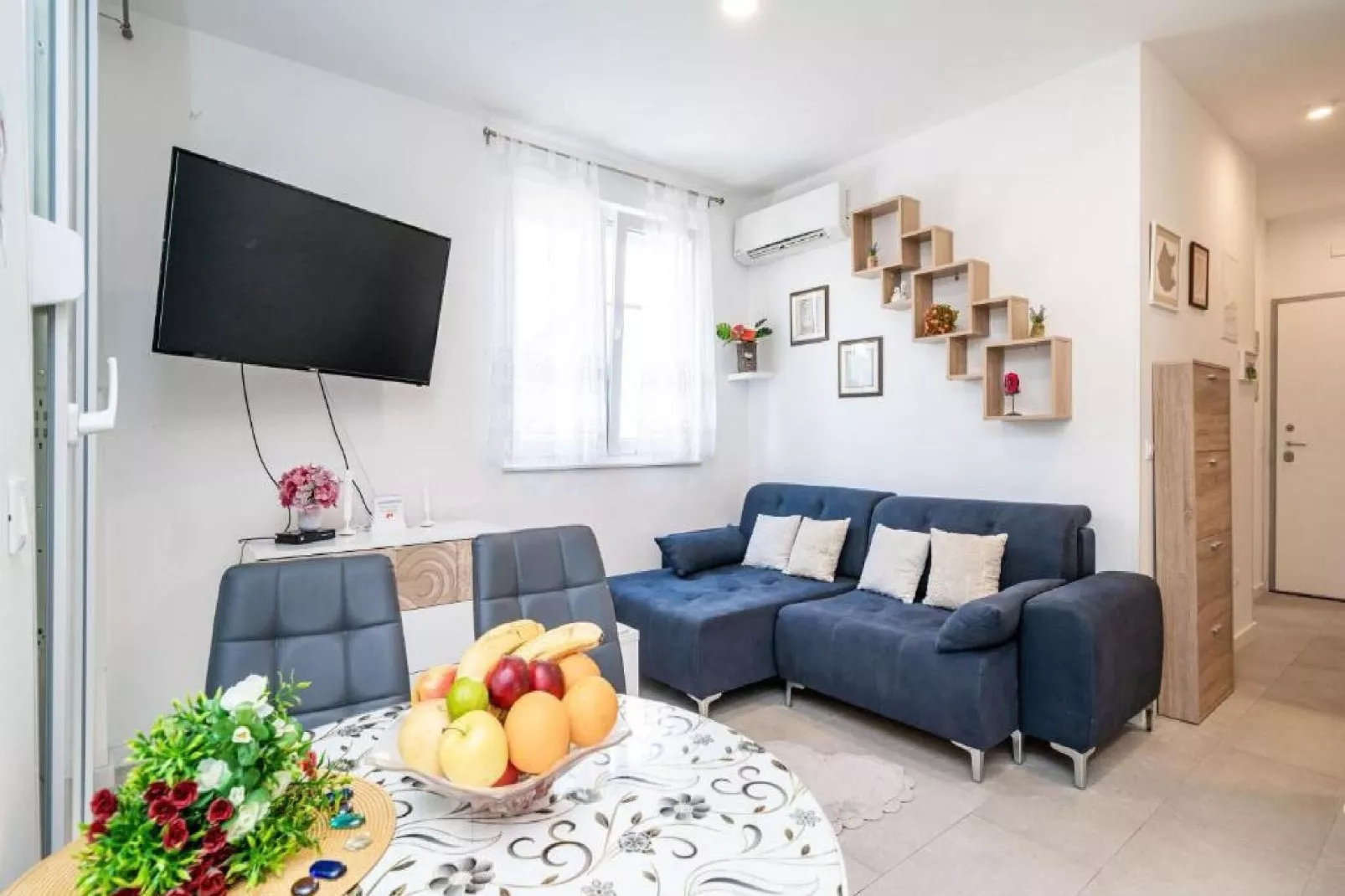 Apartment Anka - One Bedroom Apartment with Terrace-Wohnzimmer
