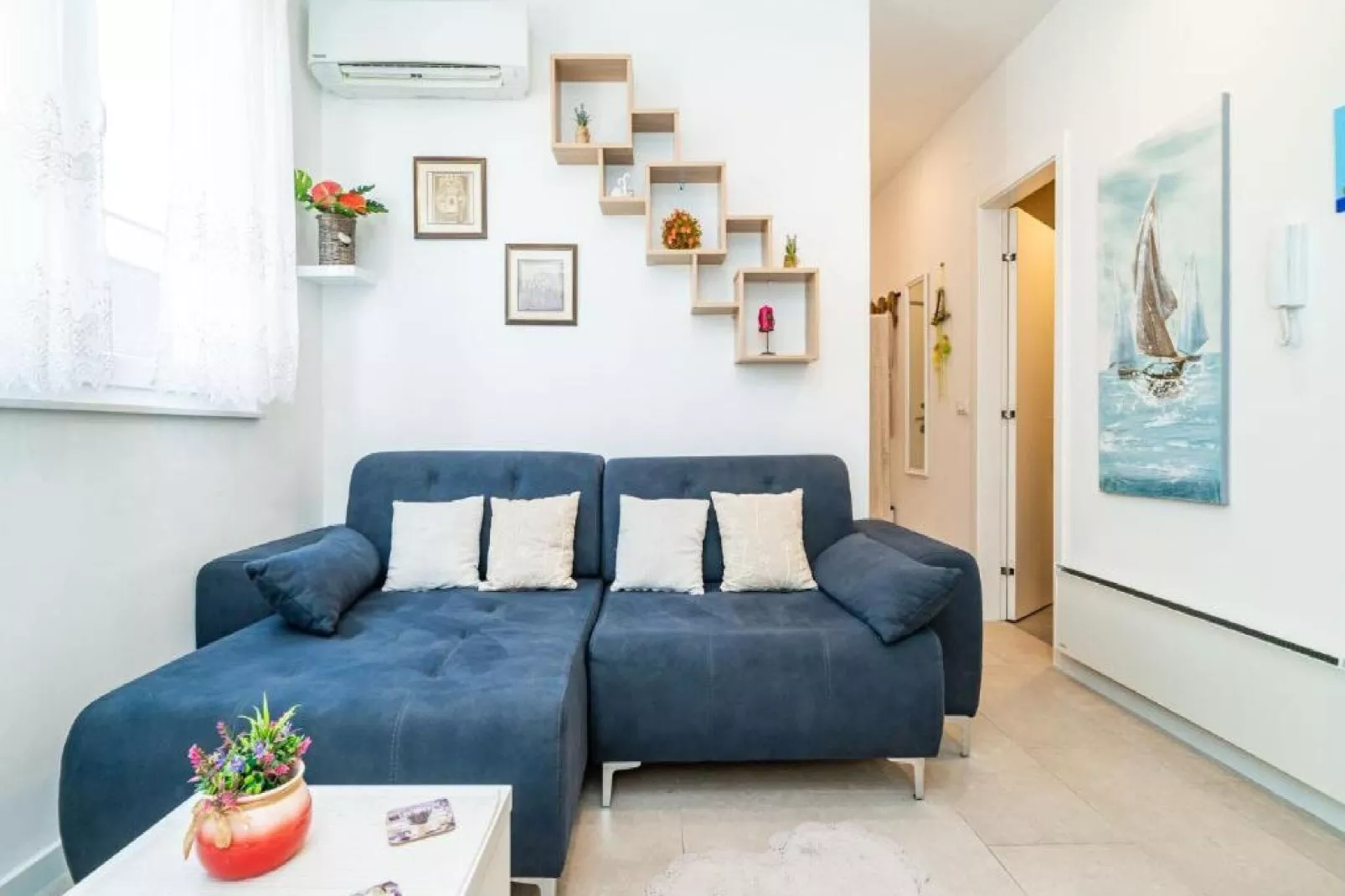 Apartment Anka - One Bedroom Apartment with Terrace-Wohnzimmer