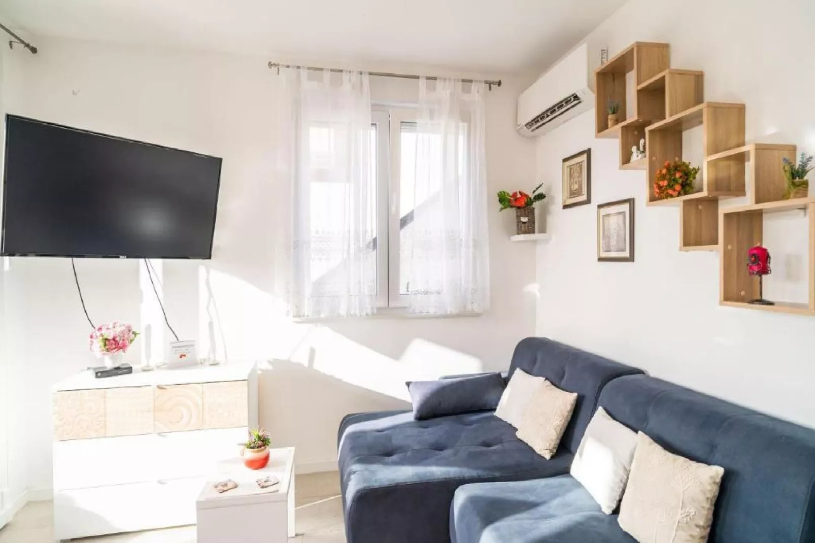 Apartment Anka - One Bedroom Apartment with Terrace-Wohnzimmer