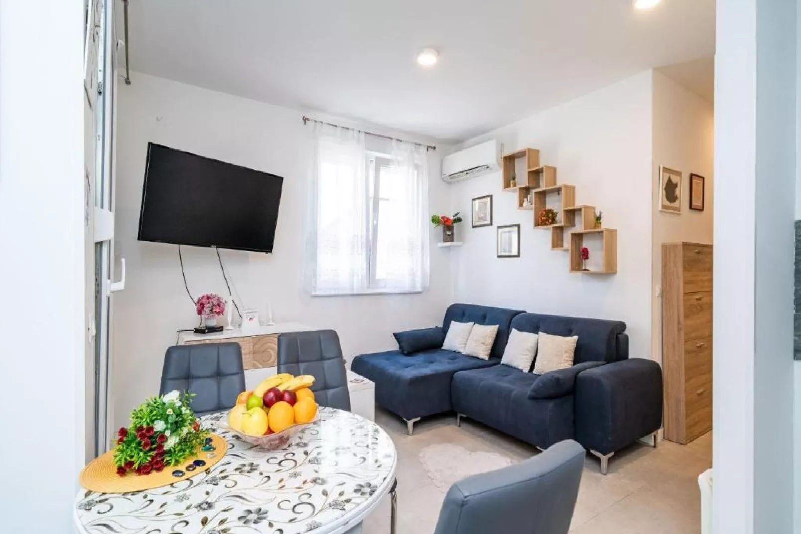 Apartment Anka - One Bedroom Apartment with Terrace-Wohnzimmer