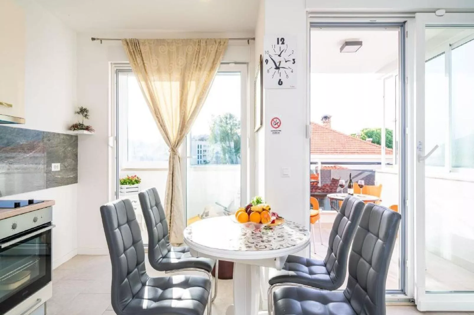 Apartment Anka - One Bedroom Apartment with Terrace-Esszimmer