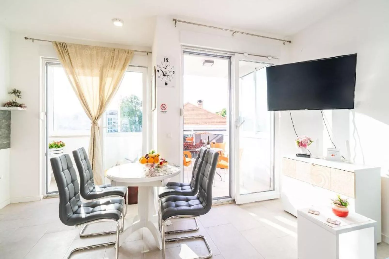 Apartment Anka - One Bedroom Apartment with Terrace-Esszimmer