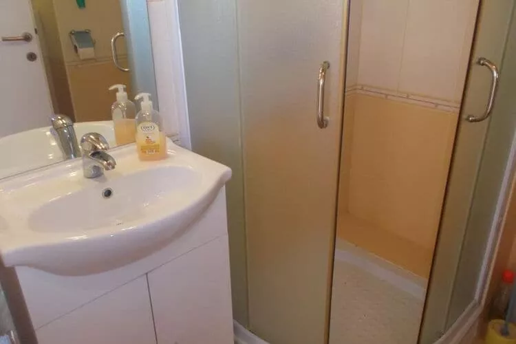 Apartments Sunce - One Bedroom Apartment with Terrace and Sea View (ŽUTI)-Bathroom