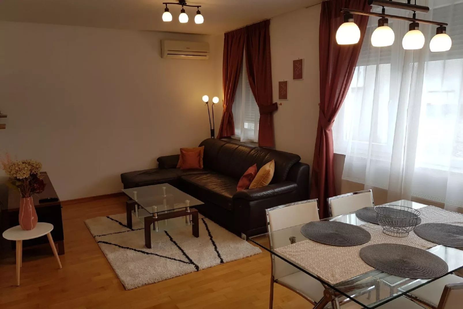 Apartment Aurelia Arena - One Bedroom Apartment-Dining room